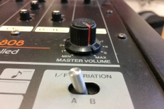 Repair Roland TR-808 Analog Drum Machine (I)