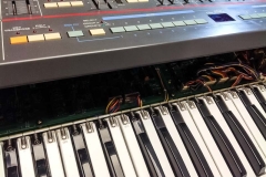 Roland Juno 106 Synthesizer Reparatur Service Driessen Music