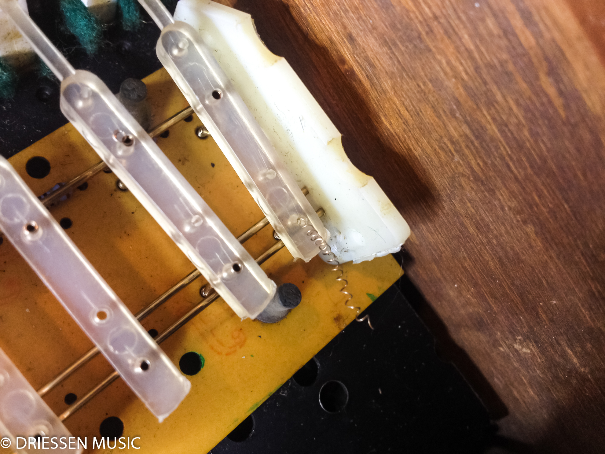 Moog Minimoog Keyboard Reparatur mit defekter Kontaktfeder an der Tastatur