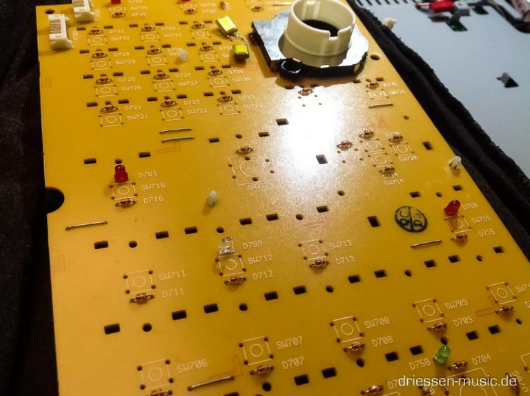 Zerlegte Akai MPC2500 beim Auslöten aller Tactile Switches