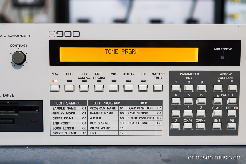 Akai S900 with a new LCD Display.