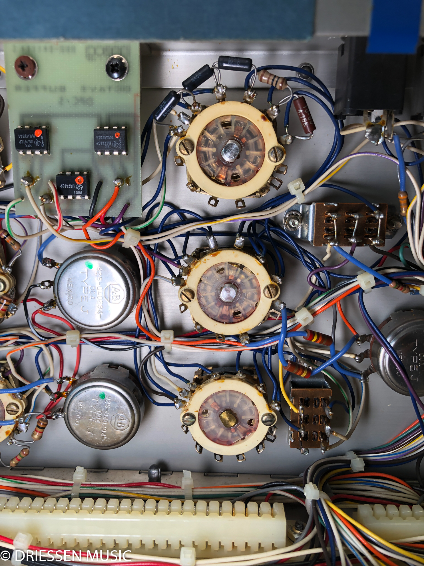 Ausgebaute Potentiometer und Drehschalter eines Minimoog Model D während der Überholung