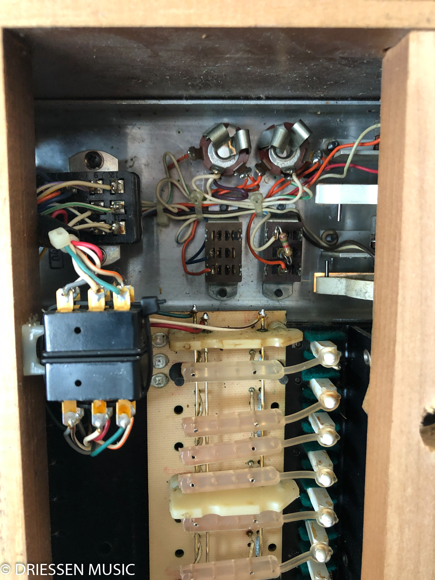 Steckverbinder der Tastatur sowie Pitch- und Modulationsräder eines Minimoog Model D