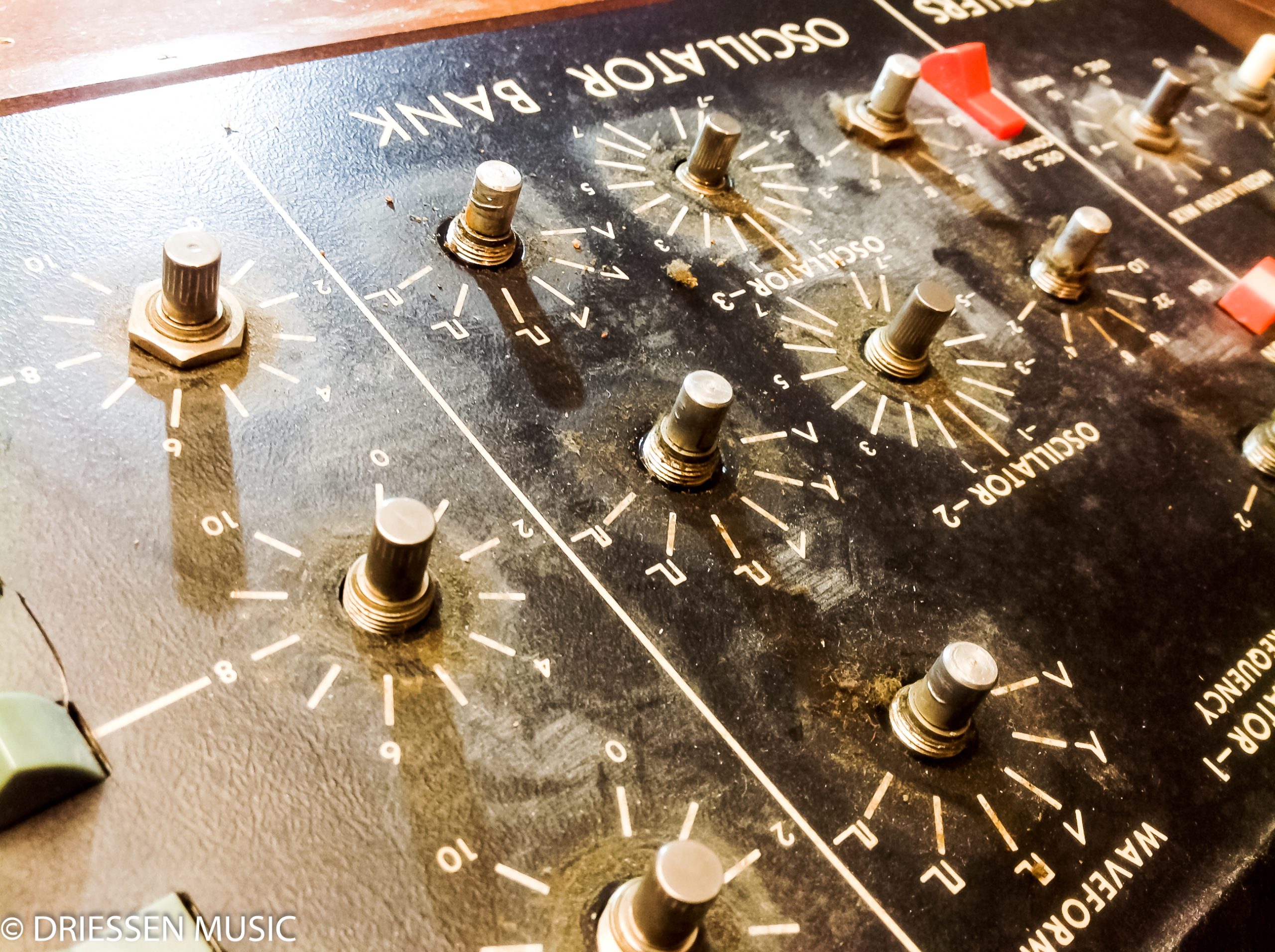 Verschmutzte Frontplatte eines Minimoog Model D vor der Reinigung