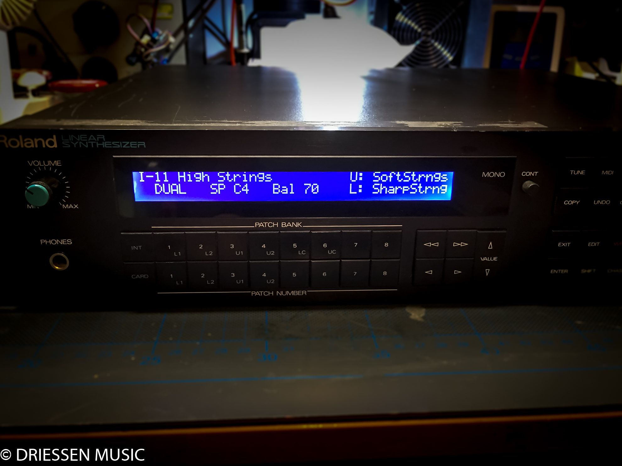 Neues LCD mit LED-Hintergrundbeleuchtung im Roland D-550