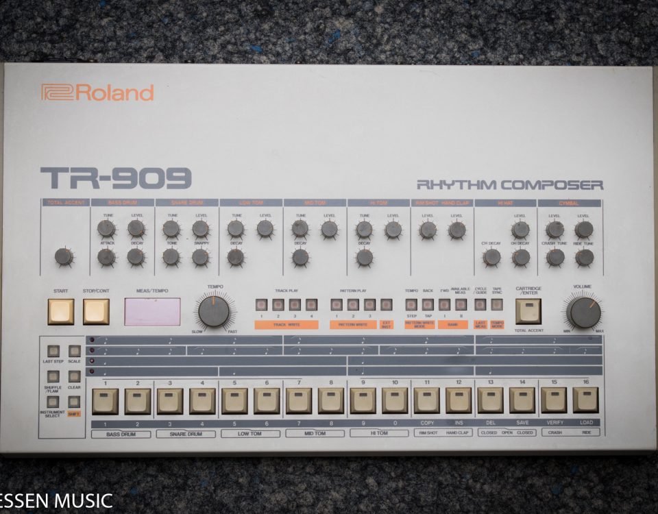 Roland TR-909 Drum Machine nach der Reparatur eines Batterieschadens