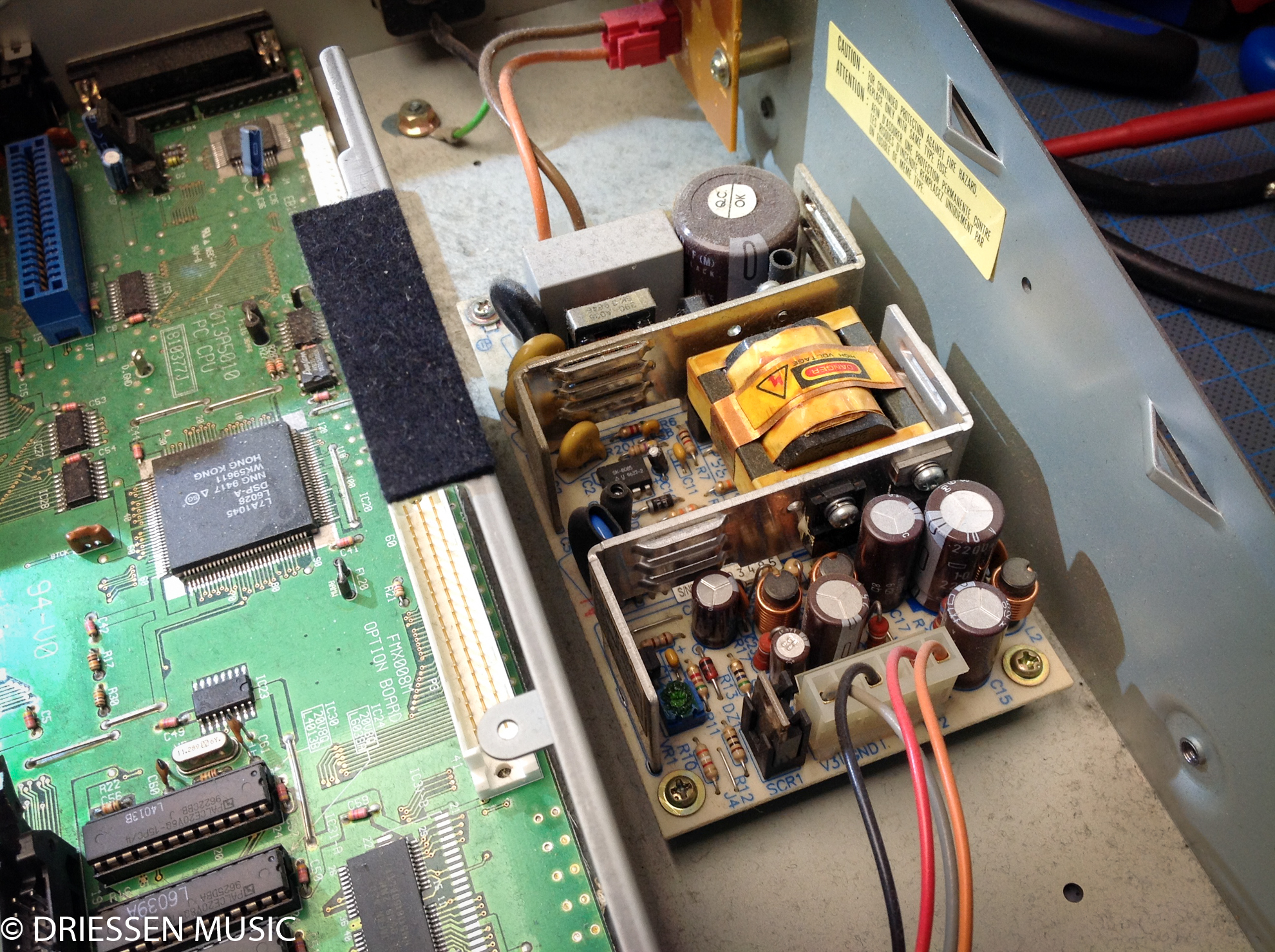 Netzteil der Akai MPC 2000 bei der Reparatur und Kontrolle
