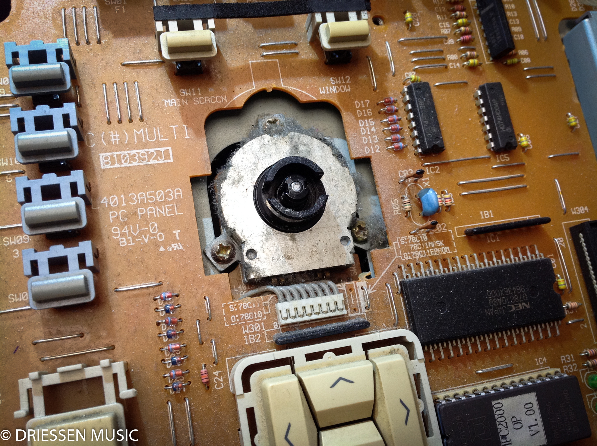 Akai MPC 2000 Rotary Encoder zur Reinigung geöffnet
