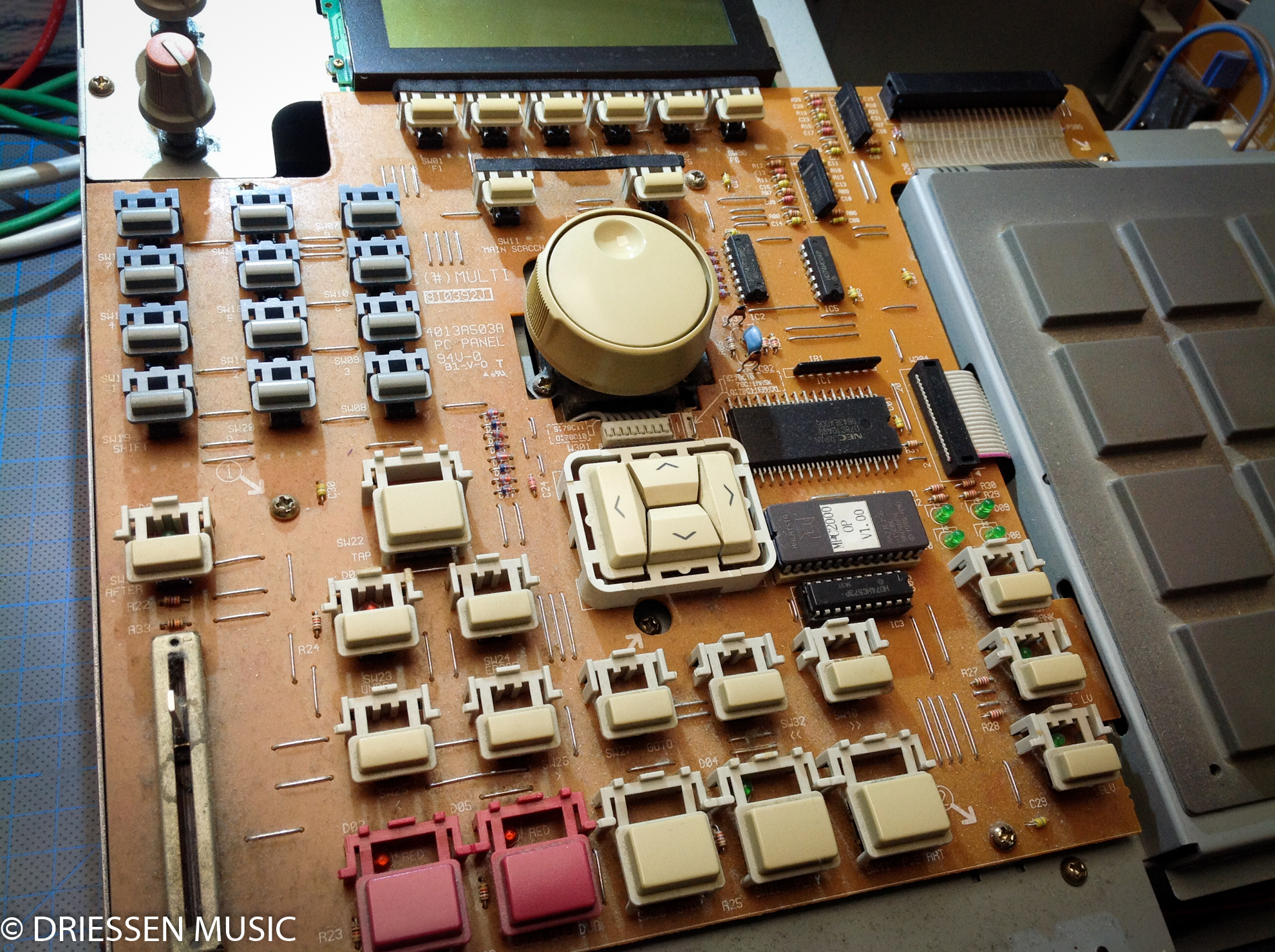 Akai MPC 2000 Reparatur geöffnete Bedienplatine mit Tastern