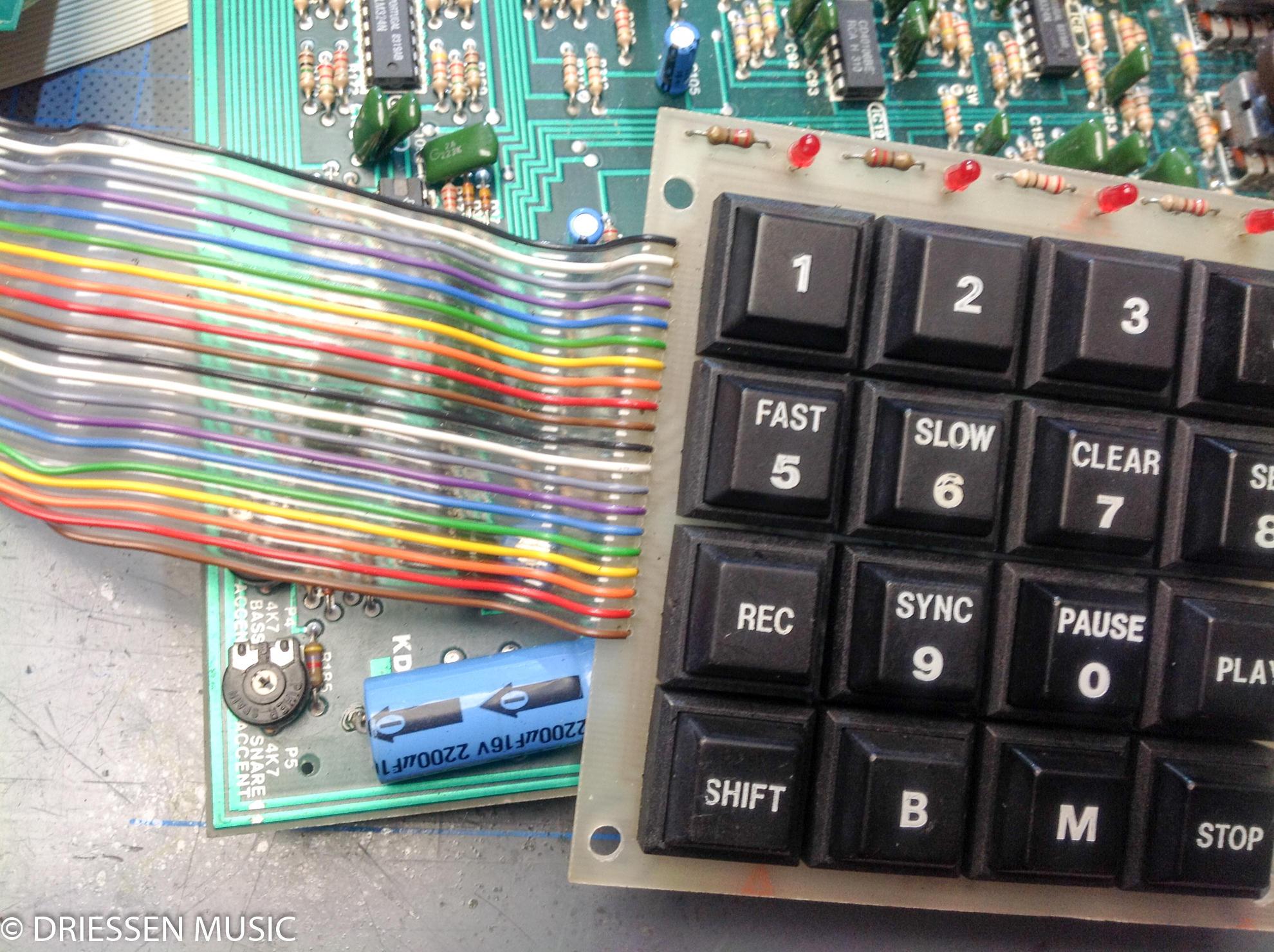 Bedienfeld und Tastaturmatrix des Music Percussion Computer reinigen