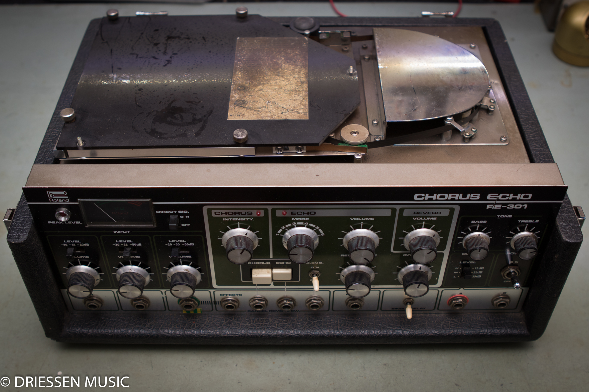 Roland RE-301 Chorus Echo vor der Reparatur in stark gebrauchtem Zustand