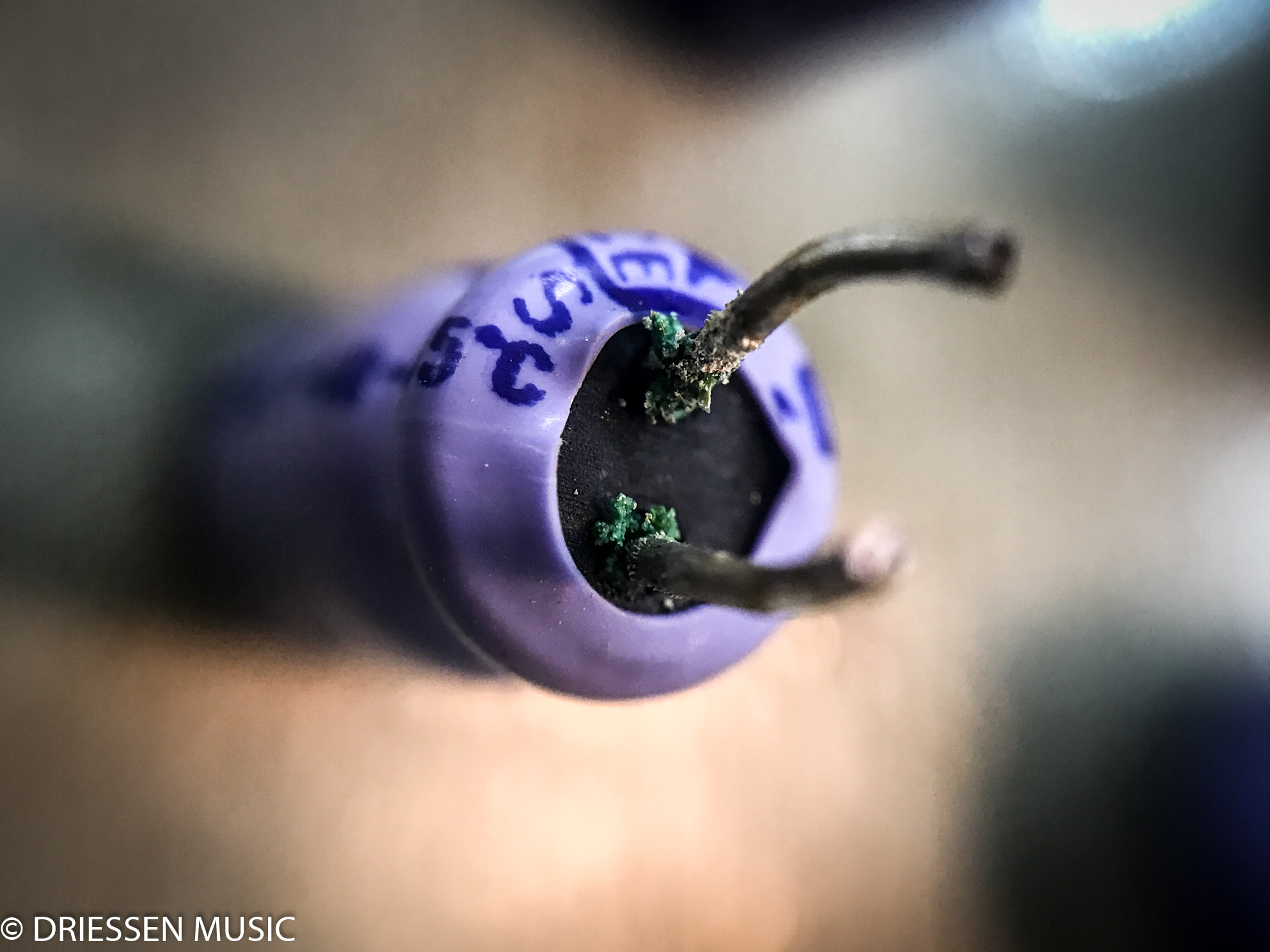 Auslaufendes Elektrolyt an einem Matsushita-Elektrolytkondensator unter dem Mikroskop