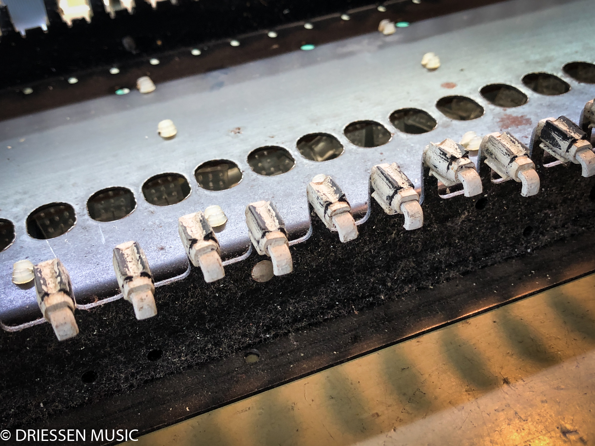 Alte Key Bushings der Pratt Read Tastatur im PPG Wave 2.2