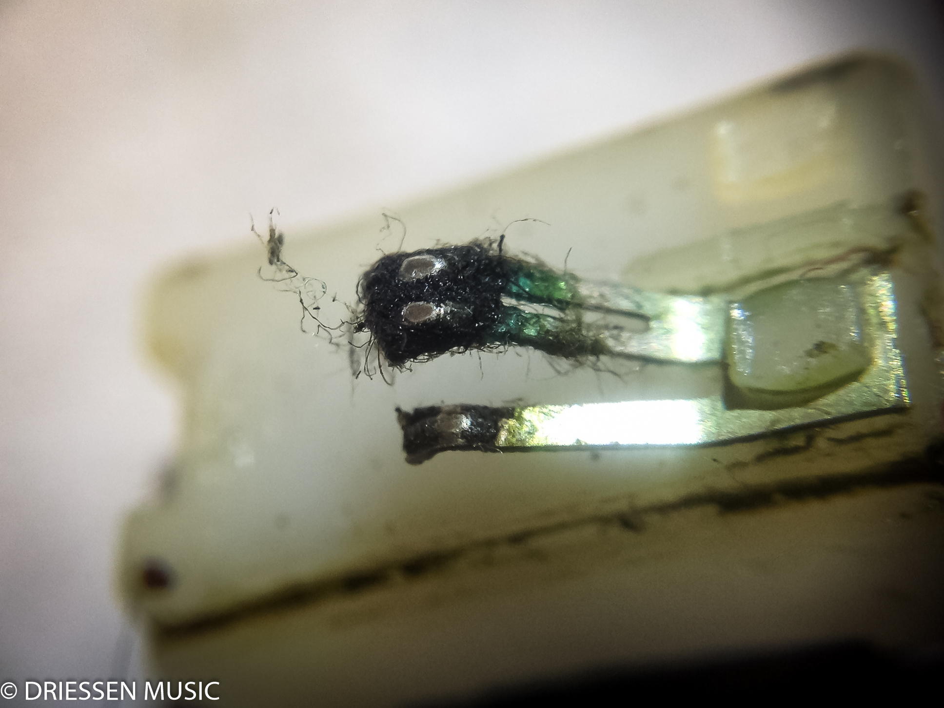 Stark verschmutztes Schiebepotentiometer eines Roland Jupiter-4 vor der Reinigung