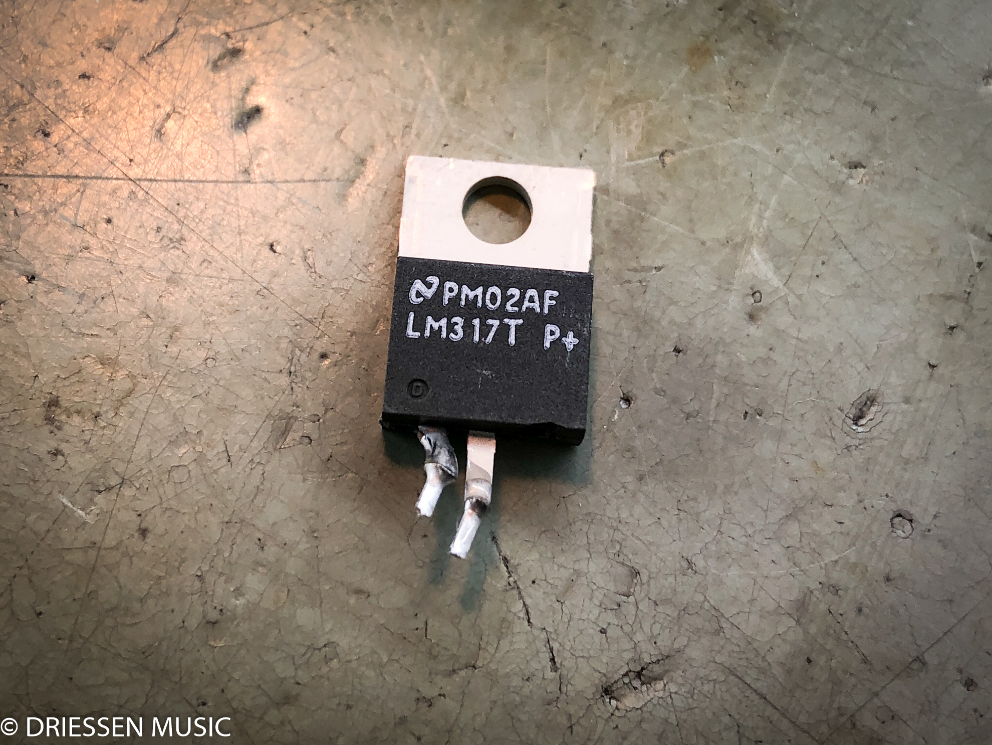 Ausgebauter defekter LM317-Spannungsregler aus dem Studio Electronics Omega 8